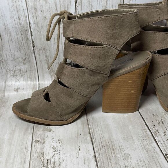 Qupid Women’s Suede Peep Toe Gilly Tie Block Heel - Picture 3 of 7